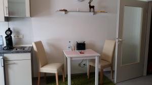 una pequeña mesa blanca y sillas en la cocina en Apartment Gosch an der Skiwiese, en Braunlage
