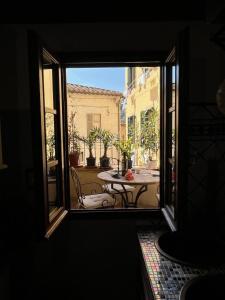 een raam met uitzicht op een patio met een tafel bij Terrazza Giuliana in Pescia