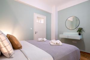 A bed or beds in a room at Mar25 by Smart Cozy Suites - In the heart of Athens - 9 minutes from metro - Available 24hr