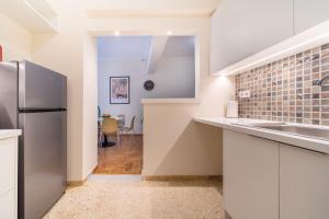 A kitchen or kitchenette at Mar25 by Smart Cozy Suites - In the heart of Athens - 9 minutes from metro - Available 24hr