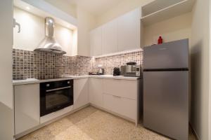 A kitchen or kitchenette at Mar25 by Smart Cozy Suites - In the heart of Athens - 9 minutes from metro - Available 24hr
