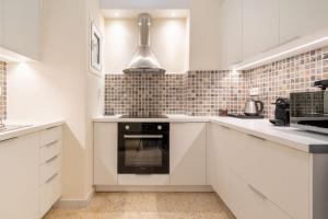 A kitchen or kitchenette at Mar25 by Smart Cozy Suites - In the heart of Athens - 9 minutes from metro - Available 24hr