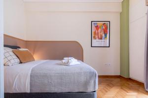 A bed or beds in a room at Mar25 by Smart Cozy Suites - In the heart of Athens - 9 minutes from metro - Available 24hr