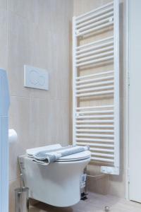 A bathroom at Mar25 by Smart Cozy Suites - In the heart of Athens - 9 minutes from metro - Available 24hr