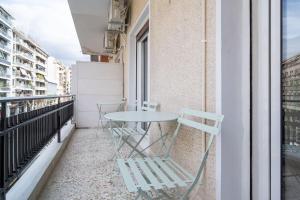 A balcony or terrace at Mar25 by Smart Cozy Suites - In the heart of Athens - 9 minutes from metro - Available 24hr