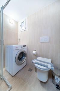 A bathroom at Mar25 by Smart Cozy Suites - In the heart of Athens - 9 minutes from metro - Available 24hr