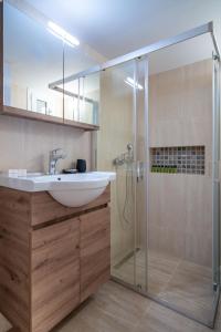 Ένα μπάνιο στο Mar25 by Smart Cozy Suites - In the heart of Athens - 9 minutes from metro - Available 24hr