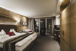 Televízia a/alebo spoločenská miestnosť v ubytovaní Hotel Schwarzer Adler - Sport & Spa