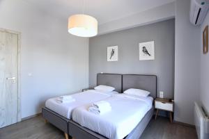 ein Schlafzimmer mit einem großen Bett mit weißer Bettwäsche in der Unterkunft GK Grand Comfort in Athen