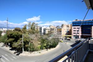 Blick auf eine Straße in einer Stadt mit Gebäuden in der Unterkunft GK Grand Comfort in Athen