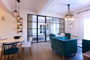 ein Wohnzimmer mit einem blauen Sofa und einem Tisch in der Unterkunft GK Grand Comfort in Athen