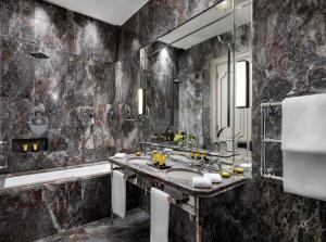 Vannituba majutusasutuses The Gritti Palace, a Luxury Collection Hotel, Venice +37 fotot