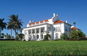 un gran edificio blanco con techo rojo en Palm Beach Hotel, en Palm Beach