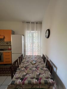 eine Küche mit einem Tisch und einem Tischtuch darauf in der Unterkunft Casa D'Ambra in Ischia