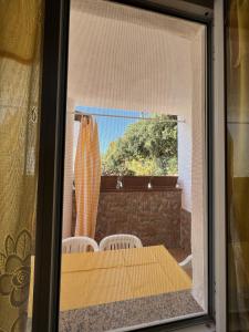 Blick auf einen Tisch und Stühle aus dem Fenster in der Unterkunft Casa D'Ambra in Ischia