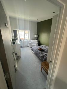 a bedroom with a bed and a chair in a room at Sevenoaks Centre Hideaway in Sevenoaks