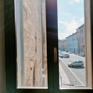 une fenêtre avec vue sur un parking dans l'établissement St Francis Apartaments, à Foligno