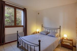 a bedroom with a large bed and a window at Casa Pinzelli in Farinole