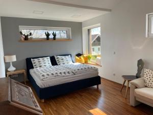 A bed or beds in a room at "Ferienhaus am Mondsee" mit direktem Schafbergblick im Salzkammergut bei Salzburg