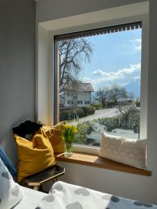 A bed or beds in a room at "Ferienhaus am Mondsee" mit direktem Schafbergblick im Salzkammergut bei Salzburg
