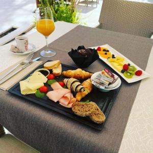 スプリトにあるCenter Luxury Rooms 2のオレンジジュースを一杯と一皿