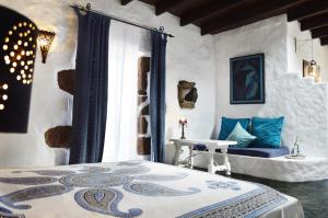 1 dormitorio con cama, mesa y ventana en Stylish getaway with secluded Patio in lava Finca, en Uga