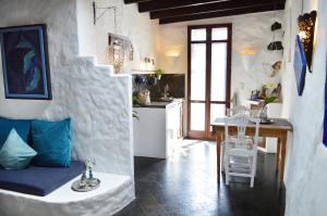 cocina y comedor con mesa y comedor en Stylish getaway with secluded Patio in lava Finca, en Uga