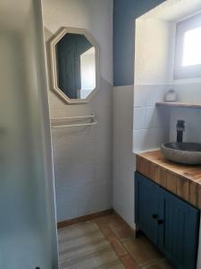 uma casa de banho com um lavatório e um espelho em Au Petit Faubourg em Grignan