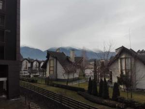 een groep huizen met bergen op de achtergrond bij Stylish studio's Aspen Valley in Razlog