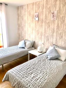 Cette chambre comprend 2 lits et une table. dans l'établissement Piso bonito con vistas Negreira, à Negreira