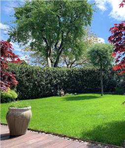 A garden outside "Ferienhaus am Mondsee" mit direktem Schafbergblick im Salzkammergut bei Salzburg