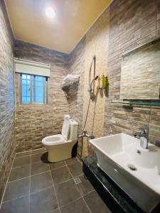 墾丁的住宿－墾丁儷庭民宿Li Ting B&B，浴室配有白色卫生间和盥洗盆。