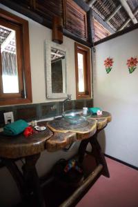 ein Badezimmer mit einer Holztheke und einem Waschbecken in der Unterkunft Bambusada Boutique Hotel in Canavieiras