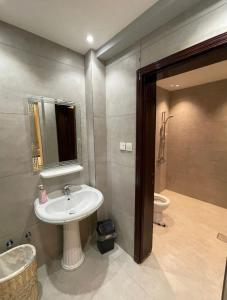 a bathroom with a sink and a toilet at Lovely High Quality Self Check-in Apartments شقق سلام بالدخول الذاتي in Medina