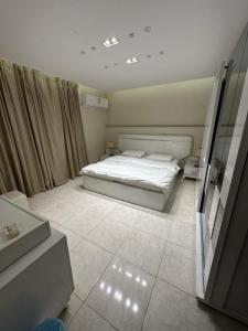 a bedroom with a bed and a tiled floor at Lovely High Quality Self Check-in Apartments شقق سلام بالدخول الذاتي in Medina