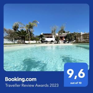 una foto di una piscina con le parole "premio di valutazione viaggi" di Villa Sara - Villa con piscina a Marina di Ragusa