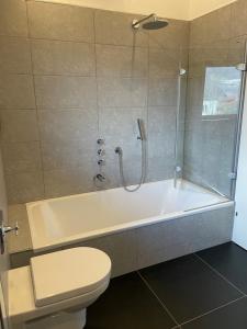 A bathroom at "Ferienhaus am Mondsee" mit direktem Schafbergblick im Salzkammergut bei Salzburg Még 37 kép