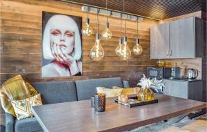 una sala de estar con una pared de madera con una mesa y luces en Gorgeous Home In Fitjar With Kitchen, en Fitjar