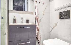 a bathroom with a toilet and a sink at Gorgeous Home In Fitjar With Kitchen in Fitjar