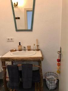 Amazing 4-Bed Cottage lost in Montseny Nature في أربوثياس: حمام مع حوض ومرآة