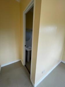 een lege badkamer met een toilet in een kamer bij Clementine’s Subdivision House in Oroquieta