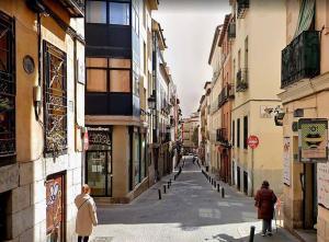 馬德里的住宿－Habitación Privada en el Centro de Madrid，两个人在小巷里走下一条街道