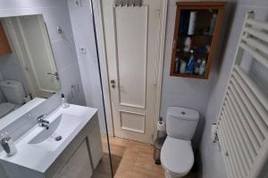 a bathroom with a sink and a toilet and a mirror at Habitación Privada en el Centro de Madrid in Madrid