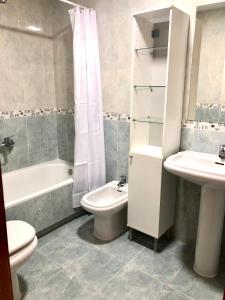 a bathroom with a sink and a toilet and a tub at Piso bonito con vistas Negreira in Negreira