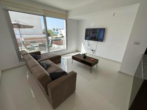 uma sala de estar com um sofá e uma mesa em Villa Mulberry Retreat 0,5Km From Everything em Coral Bay