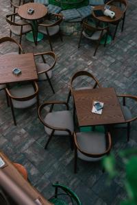 una vista sul soffitto di un patio con tavoli e sedie. di Bed Station Hostel & Bar a Shkodër