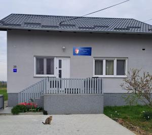 Velika Ludina的住宿－Studio apartman Draga，前面有白色围栏的白色房子
