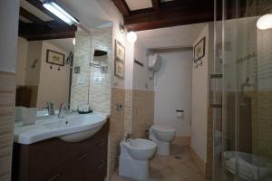 ローマにあるRome Center Hot Spotのバスルーム(洗面台、トイレ、シャワー付)