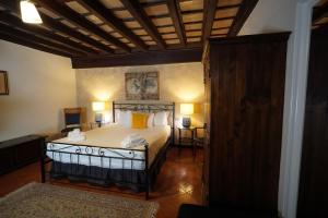 ローマにあるRome Center Hot Spotのベッドルーム1室(大型ベッド1台、黄色い枕付)