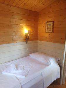 カスタニェート・カルドゥッチにあるAgricamping La Gallinellaの木造キャビン内のベッド2台が備わる部屋